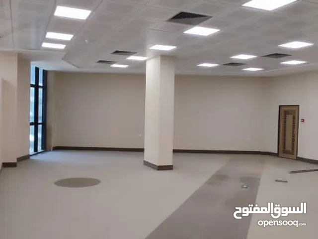 مبنى تجاري للايجار يحتوي علي  4 صالات مفتوحة يطل علي واجهتين  رئيسي النوفليين الكهربائية