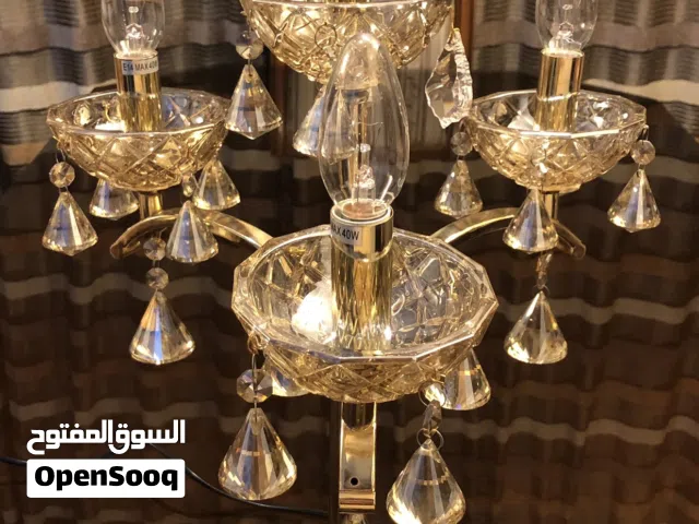 للبيع-شمعدان كريستال طاولة فخم بـ 4 لمبات – شكل راقي وإضاءة دافئة تناسب جميع الديكورات