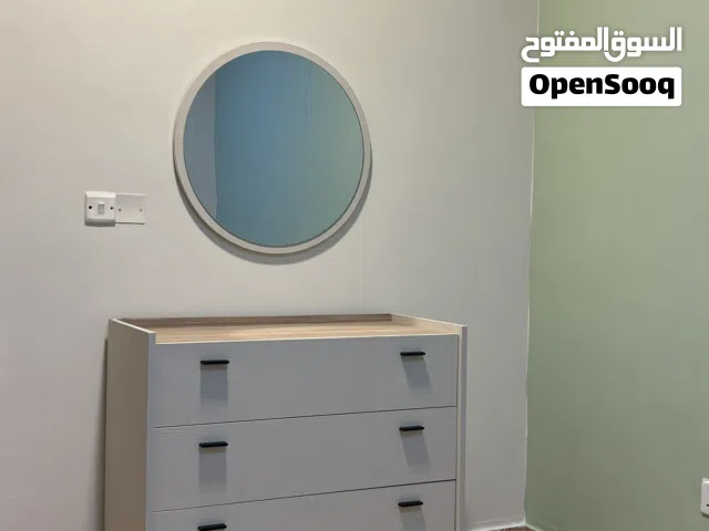 ميز تواليت خشب مع مراه اطار خشبي