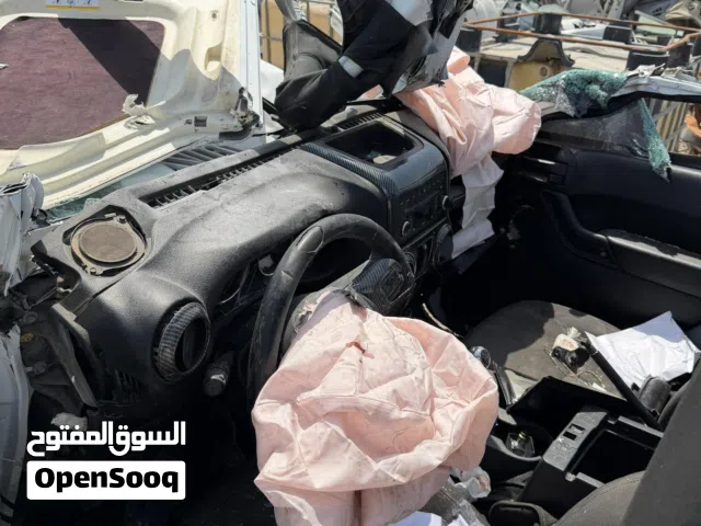 إعلانات سيارات متنوعة ومعدات ميكانيكية في القسم الخاص بالسيارات