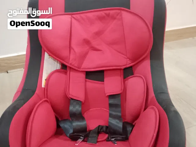 مقعد للأطفال بلون الاحمر و الأسود
