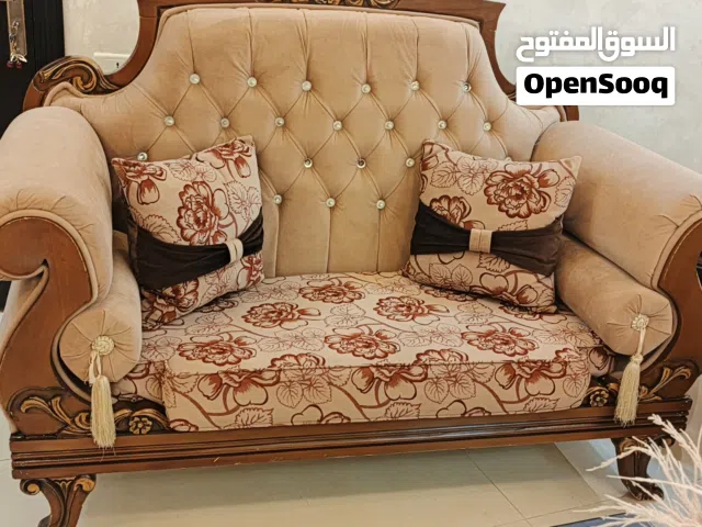 طقم كنب ملكي فخم خشب سويد نخب أول مع طاولات زجاج بحالة ممتازة جداً