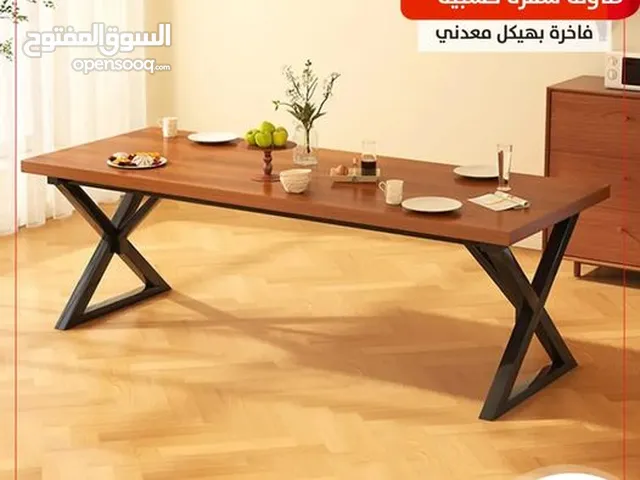 طاولة خشبية فاخرة بهيكل معدني   المقاس:الطول 140سم /العرض 60 سم/الارتفاع 75 سم