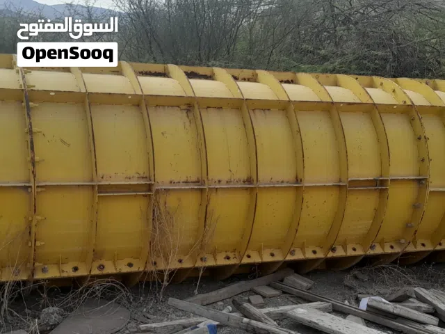 فرمة عامود خرسانة حديد بحاله جيدة . ارتفاع 12م قطرها  1.20. معها الجكات الخاصه بها. البيع لاعلي سعر