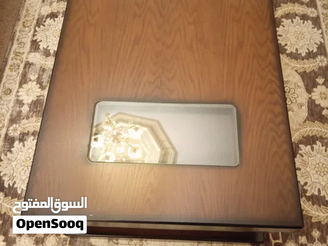 طاولة وسط واثنين جانبي
