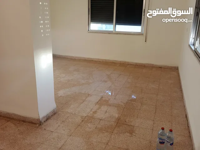 شميساني خلف المستشفى التخصصي شقة طابق اخير مع روف للايجار