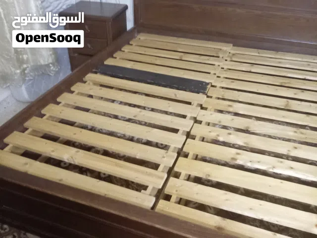 تخت مجزوز في حالة ممتازة خشب لاتيه 18 تفصيل بحالة ممتازة  مع 2 كومدينه