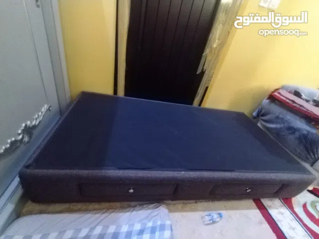 سرير للبيع بحالة جيدة مستعجل في البيع  السعر قابل للتفاوض البسيط الاستلام سريع.
