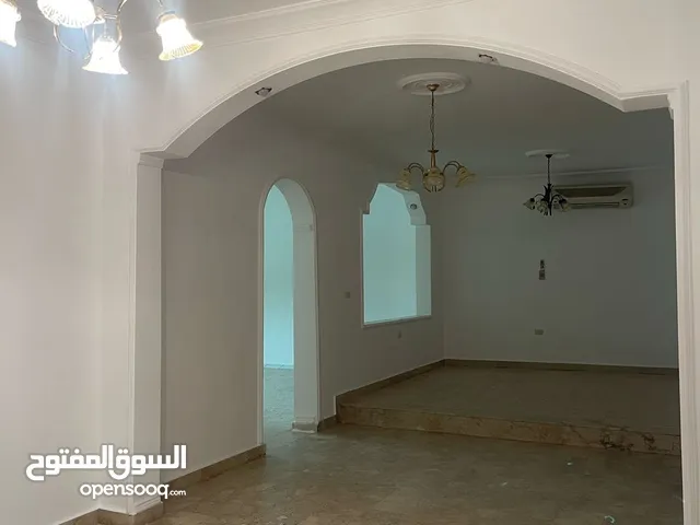 عمارة نظم شقتين وملحق الإيجار تحتوي كل شقة ع 3غرف وصالون استقبال وصالة كبيرا ومطبخ وحمامين وبلكونه م