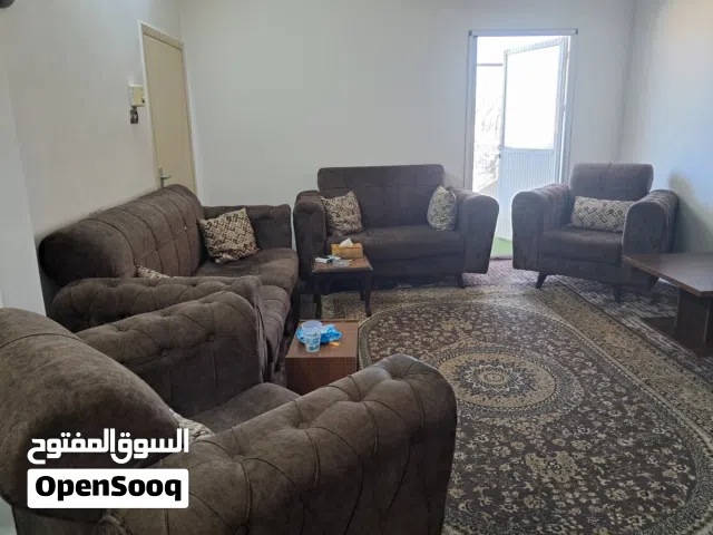 طقم كنب 7 مقاعد مع طاولة وسط و طاولات صغيرة بحالة متوسطة