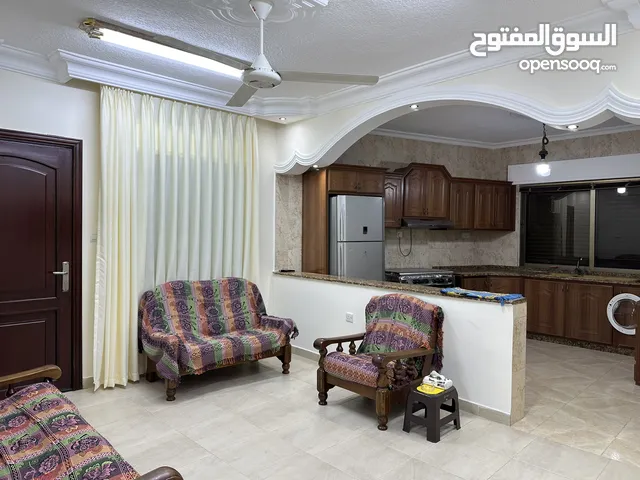 شقة مفروشة للايجار اليومي/ الشهري /السنوي عائلات فقط /طالبات جامعة/ موظفات / خلف سوبر ماركت نعمة