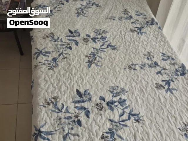 تخت فرد عدد 2 بحاله ممتازه