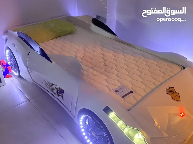 سرير سيارة لون ابيض بحالة ممتازة للبيع مع الفرشة و ريموت كونترول للتحكم عن بعد بالألوان و الاصوات .