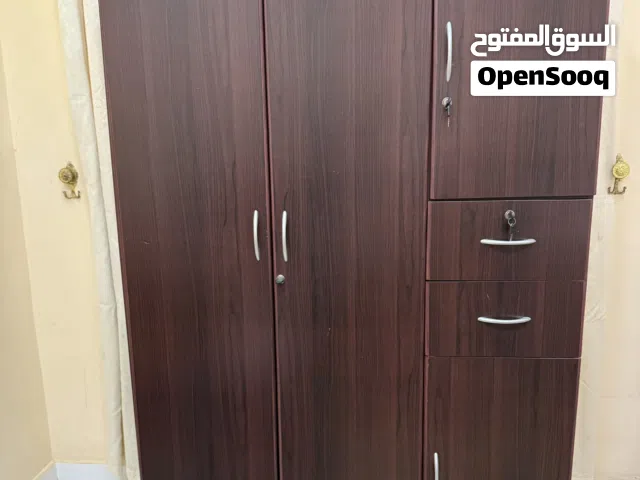 خزانة ملابس نظيف