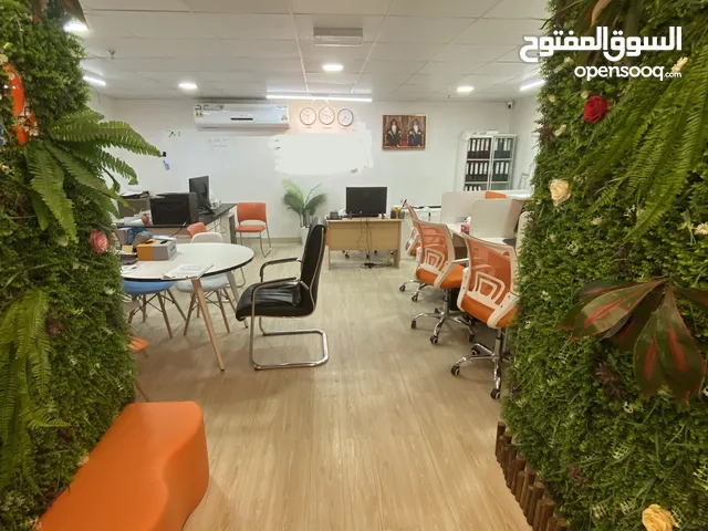 اثاث مكتب راقٍ وجاهز للبيع في مدينة سندان الصناعية