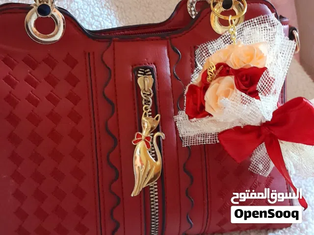 جمال الورد الذي لايذبل ، في ميدالية تحملينها أينما ذهبتي مثالية لتوزيعات تخرج أو خطوبة أو ميلاد