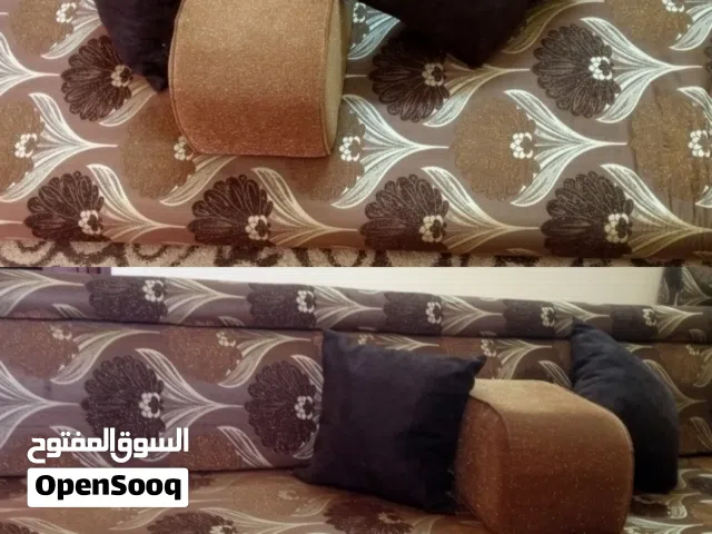 فراش عربي 4 فرشات كبار وثلاث زوايا مع مراكي والمساند بحال ممتاز الصناديق مش للبيع بس الفراش للبيع