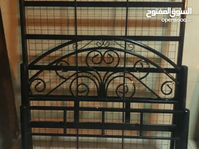 سرير حديد وكنبه خشب نضيفه جدا