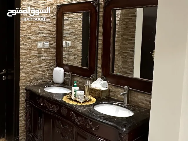 مغسلة حمام خارجيه حوضين مع المرايات والاكسسوارات