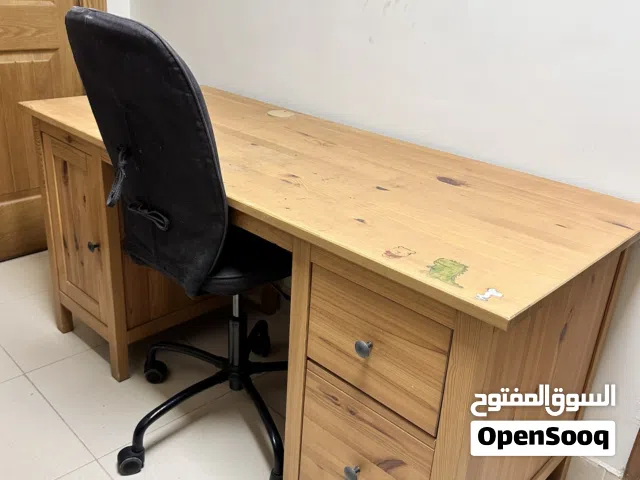 مكتب للعمل او الدراسه خشب سويد طبيعي من ايكيا (HEMNES) مع كرسي هيدروليكي مريح جدا يوجد ثلاث مكاتب