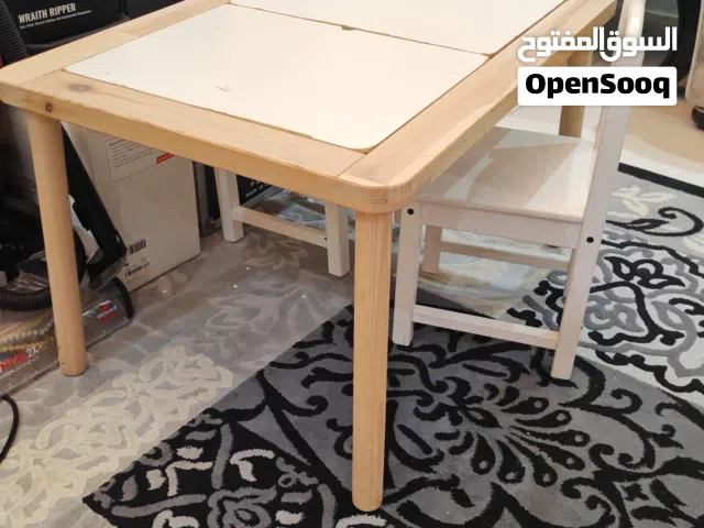 طاولة أطفال من إيكيا مع كرسيين