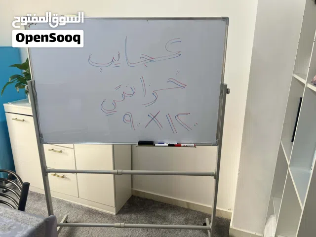 وايت بورد ابيض جهتين مع ستاند متحرك مقاس 1.20*90 سم مع اقلام ومحاية شامل التوصيل والتركيب