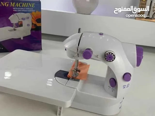 آلة خياطة محمولة مع طاولة تعاون بزاف و ما تاخذش بلاصة. ممتازة للإستعمال المنزلي