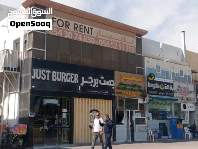 مبنى تجاري على الشارع العام في مدينة زايد الغربية