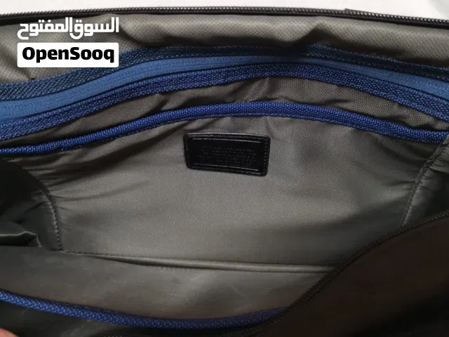 حقيبة من العلامة التجارية الشهيرة TUMI، وتحديداً من مجموعة Alphaتتميز حقائب TUMI من هذه الفئة بعدة خ