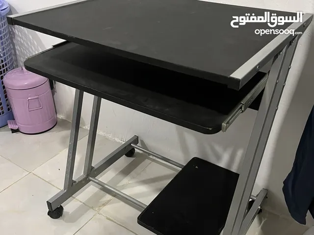 Cute computer table in excellent condition