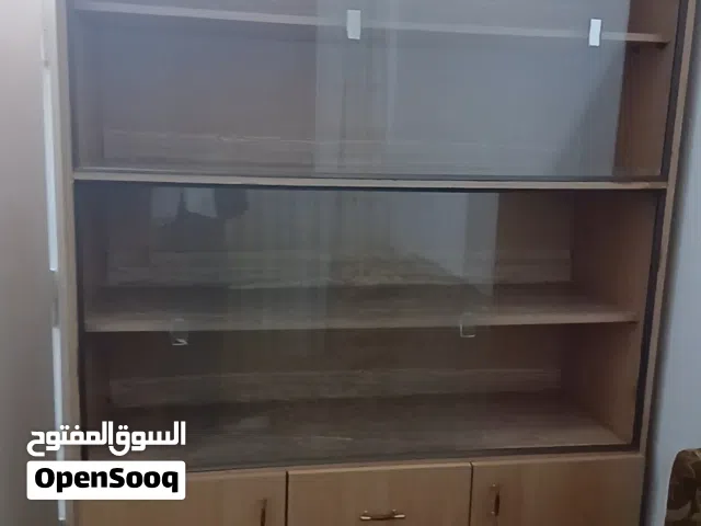 بوفيه خشب لاتيه ملبس فورمايكا بحالة ممتازة جدًا، استعمال خفيف ونظيف، بدون خدوش أو كسور. يحتوي على: