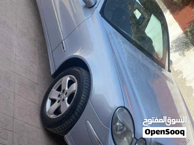 2003 مرسيدس بنز الفئة-E E 200