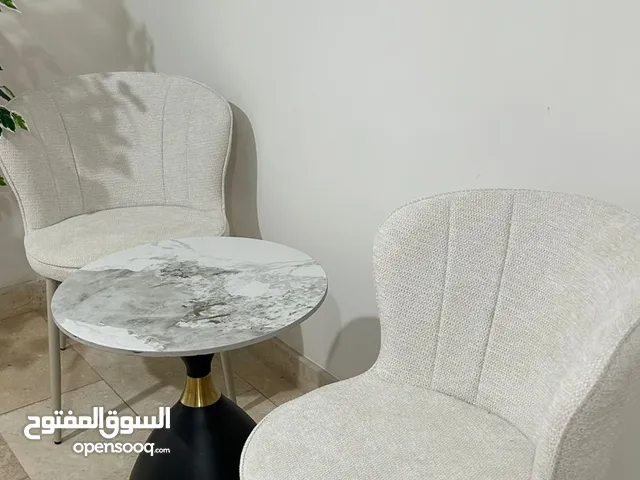 كرسين وطاولة الحالة ممتازه غير مستعمل محد يجلس فيهم ويستخدمهم