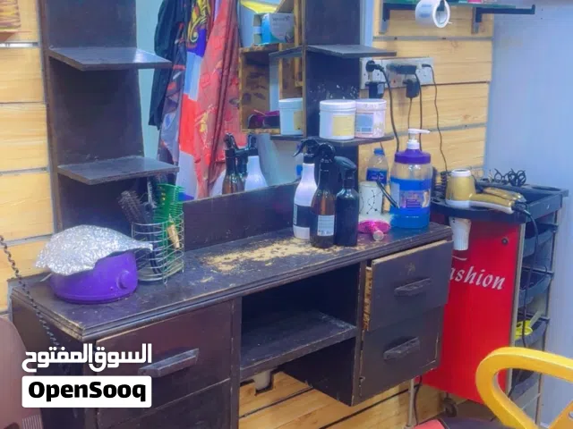 ميز وكرويته وعربانه ورفوف خشب وجام  مع تغليف خشب جدارن  كلهم شلعه