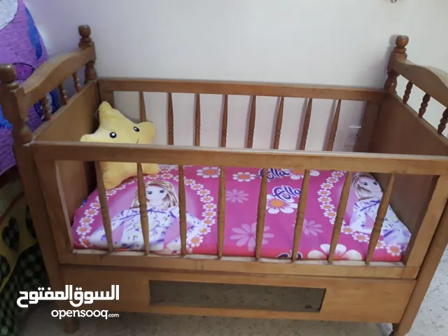 تخت أطفال زان بالكامل بحال الجديد...................................................................