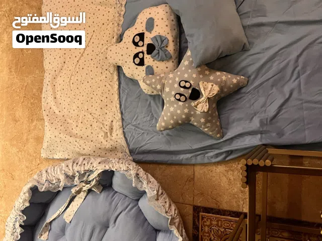 فرش تخت للاطفال طقم لحاف 150متر ومخدات وجدله حماية وفرشه دائريه بتضم وبتفتح ومخدات