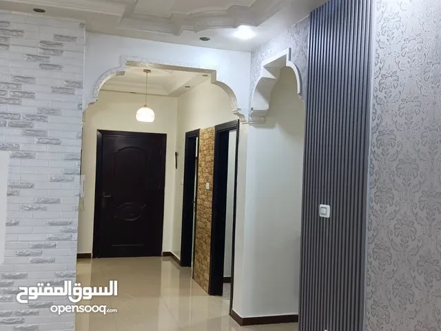 منزل للايجار مكون من 3 غرف نوم وصاله مع غرفة ضيوف. مصعد وبلك نة. شقة نظيفة جدا وجاهزة للسكن حالا.