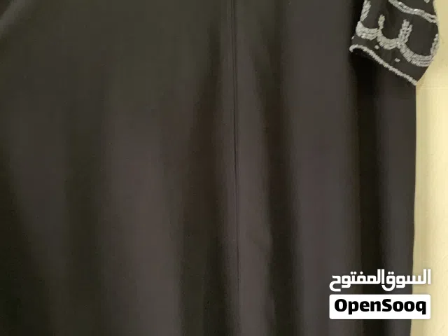 عبايه سوداء بتطريز ابيض الأكمام للتواصل عبر الرقم