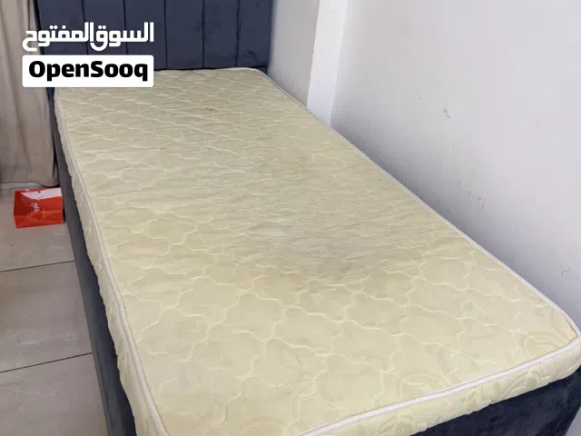 ثلاث اسرة فخمة و خزانة بابين و رفوف تخزين من خشب