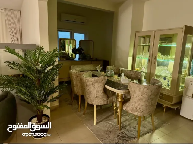 خزانة مضاءة و كوميدين للعرض مضاء