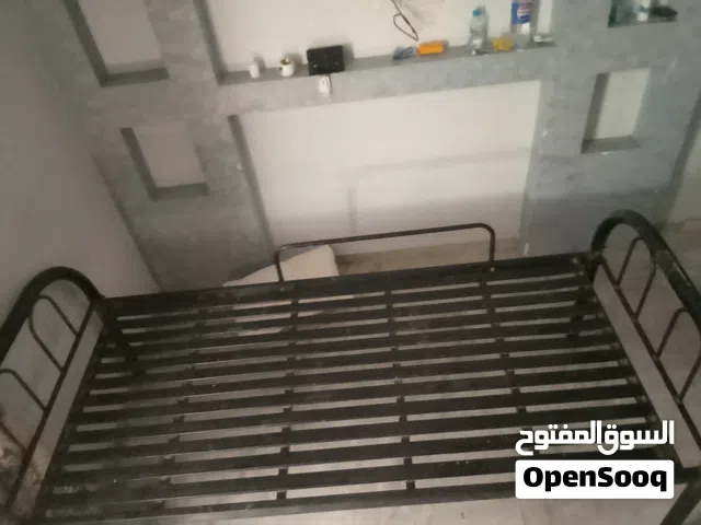 لبيع سرير بدون فراش حديد مستعمل بس مامسدخدم