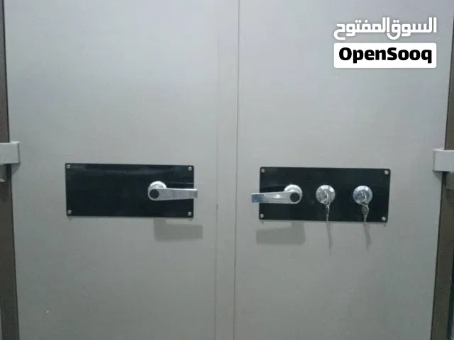 يوجد لدينا خزنه للبيع كبيره