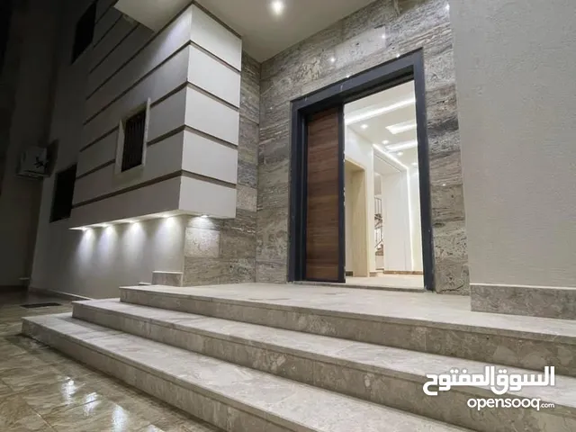 500 m2 More than 6 bedrooms Villa for Rent in Tripoli Al-Serraj