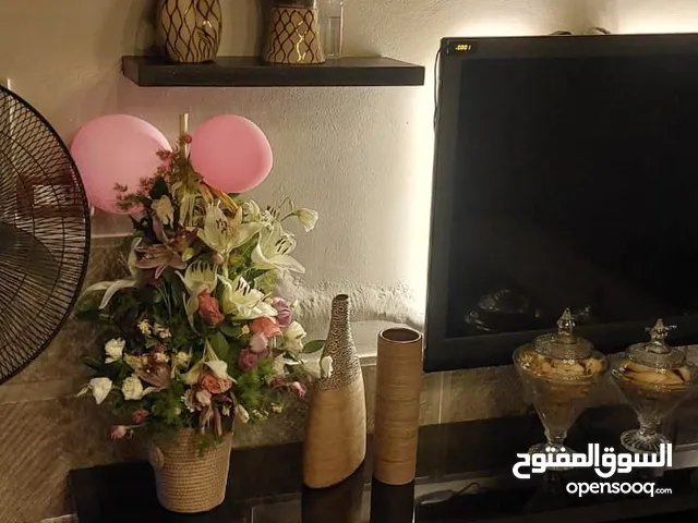 خزانة شاشة مع رفوف خشب لاتيه بحالة ممتازة قياس 240 للإستفسار 079895009