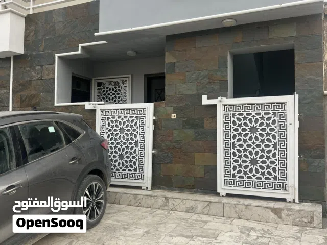 شقه موثثه ديلوكس موقع مميز طايق ثاني  للايجار الاربع شوارع