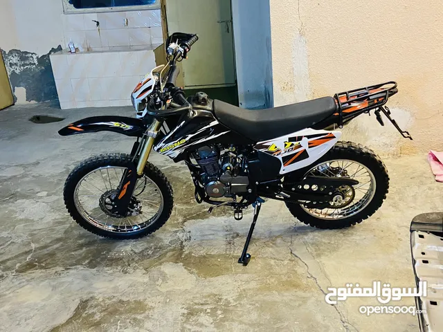 كروز مخزنه دراجه نضيفه ما تشكي من شي فيها اوراق وكل شي امورها طيبه دق سلف وتوكل