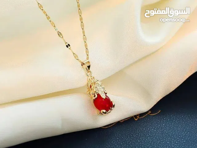 قلادة كلاسيكية قلادة حجر أحمر قلادة من التيتانيوم لون جولد روز مرصع باحجار الكريستال وحجر كر