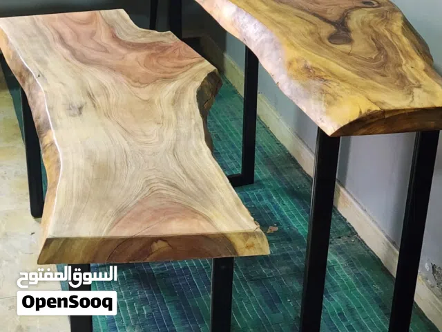 طاولات من خشب الطبيعي