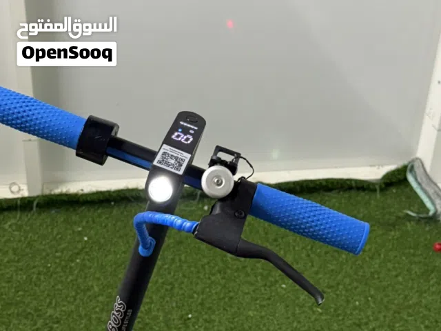 سكوتر كهربائي نظيف جدا للأطفال من شركة ( Boss ) مع شاحنه الأصلي