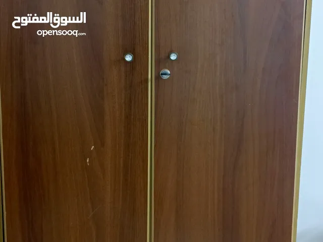 مكتب وخزانه وكراسي للبيع
